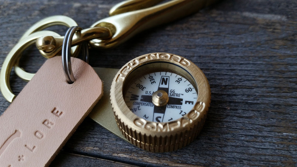 brass-compass-key-hook-everydaycarry-keychain-keyring-02_1024x1024